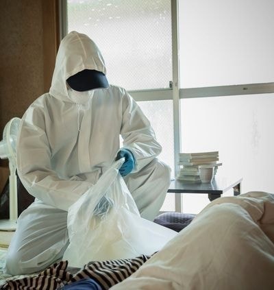 事件現場で清掃作業をする特殊清掃士