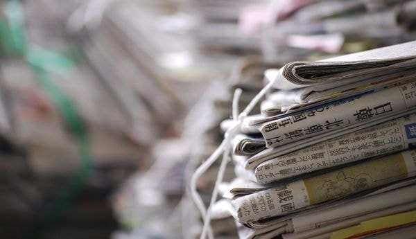 山積みの新聞紙