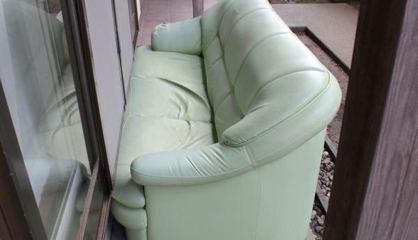 破れたソファー