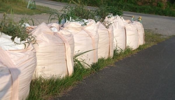 袋詰めした刈草