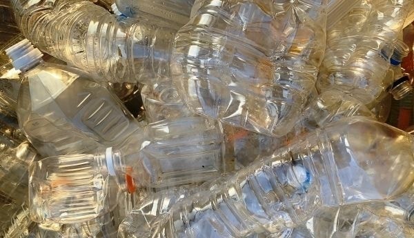 大量のつぶれたペットボトル