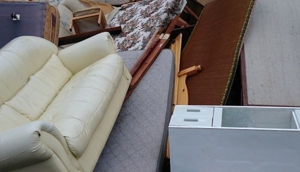 ソファーや家具などの古い家財