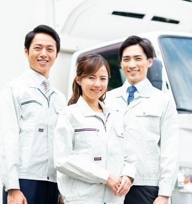 運搬車両の前で挨拶をする３名の収集運搬業者