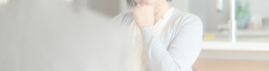 特殊清掃や遺品整理の問題で悩む女性