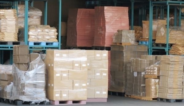 倉庫内に積まれた荷物